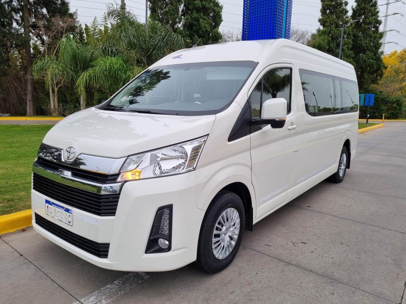 Toyota Hiace vista frontal derecha